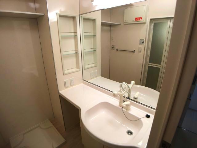 洗面設備　同物件、反転タイプ