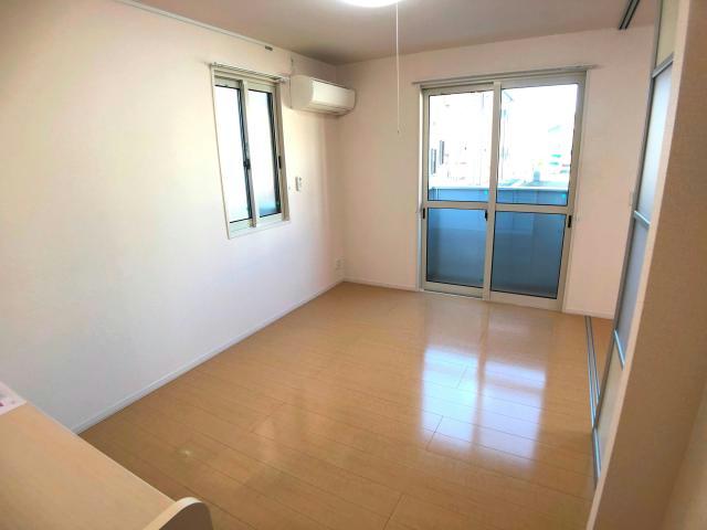 居室・リビング　同物件、反転タイプ