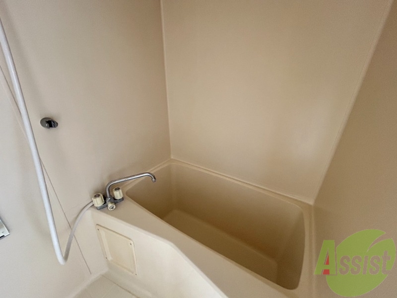 バス・シャワールーム　お風呂はゆったりと入るには充分な広さです。
