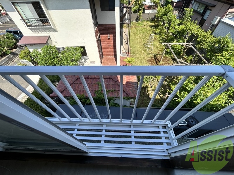 バルコニー　バルコニーは洗濯物を干すには充分な広さです。