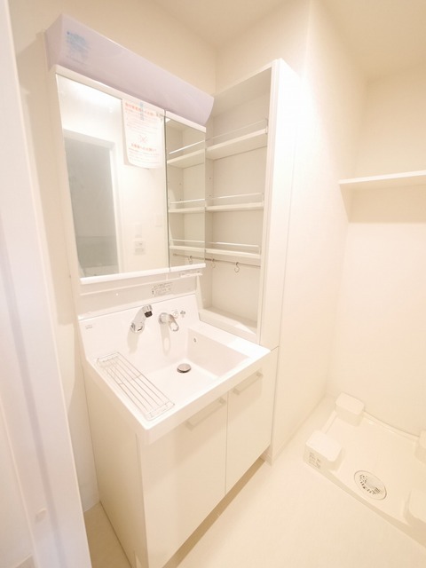 洗面設備　収納力のある独立洗面台