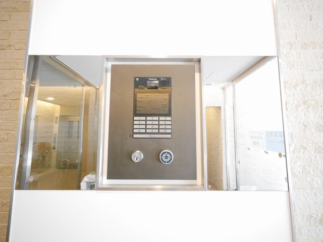 セキュリティ　オートロック板にはミラーがあり後ろが確認できる安心仕様！