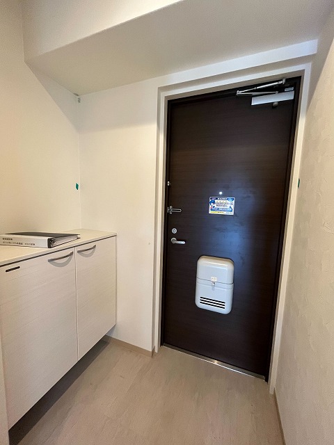 玄関　同物件、別号室のものです。