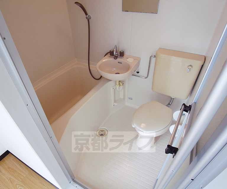 バス・シャワールーム　ユニットバスですが少し広めです・