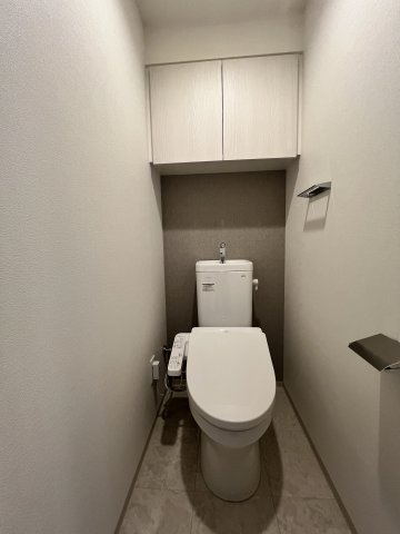 トイレ　落ち着いた色調のトイレです