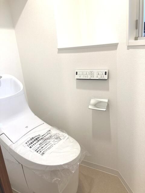 トイレ　落ち着いた色調のトイレです