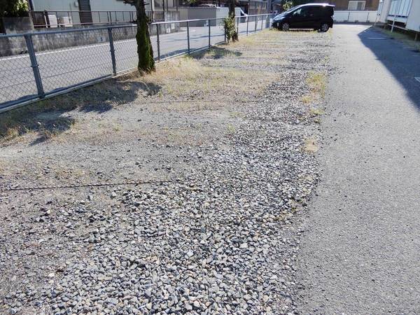 駐車場　駐車場があるので、車を買う予定の方も安心です