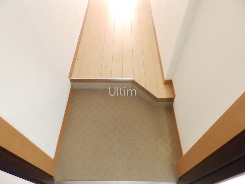 玄関　同マンション・別タイプのお部屋です