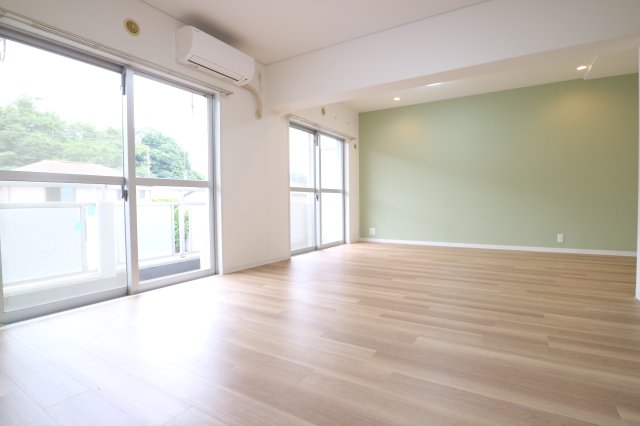 居室・リビング　日当たり良好南向きリビング♪