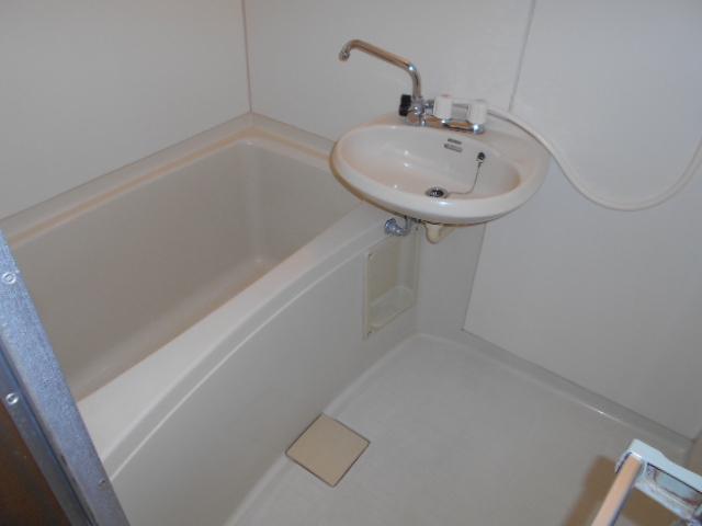 バス・シャワールーム　コンパクトで使いやすいお風呂です