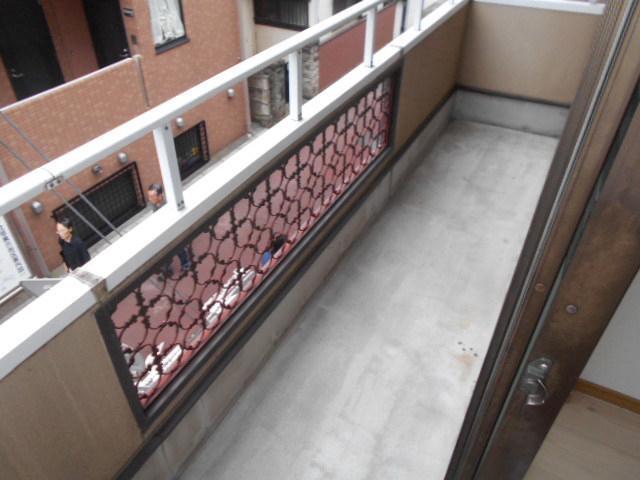 バルコニー　開放的で明るい空間を演出してくれるバルコニーです