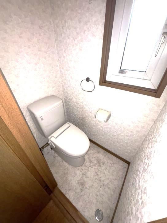 トイレ　窓つきです。