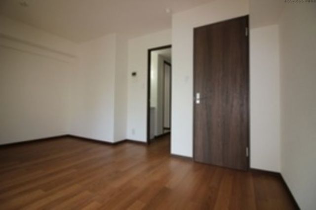 居室・リビング　同マンションの違うお部屋です。