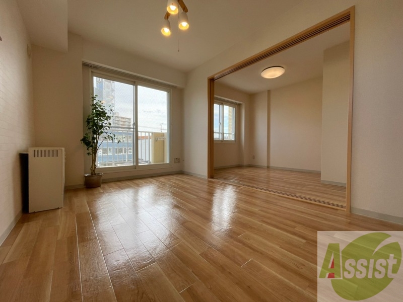 居室・リビング　木目のフローリングは落ち着きのある印象のお部屋になりますね。