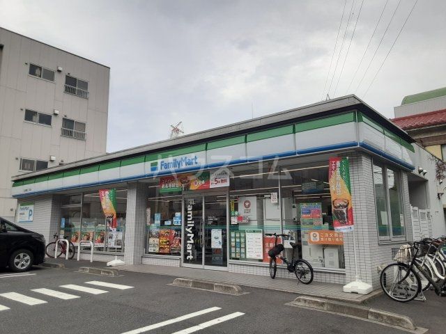 コンビニ　ファミリーマート（コンビニ）まで558m