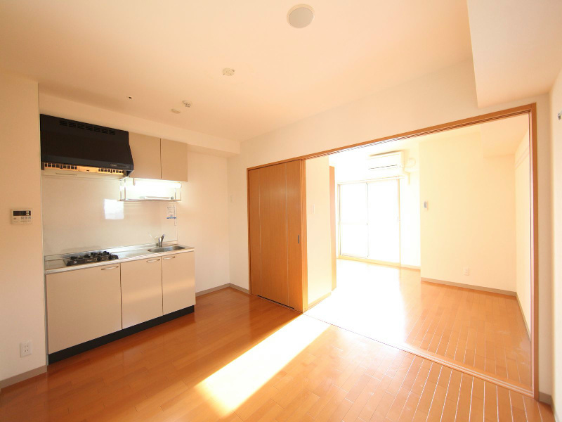 居室・リビング　ＬＤＫ8帖　洋室7.3帖とつなげても仕切っても使えます