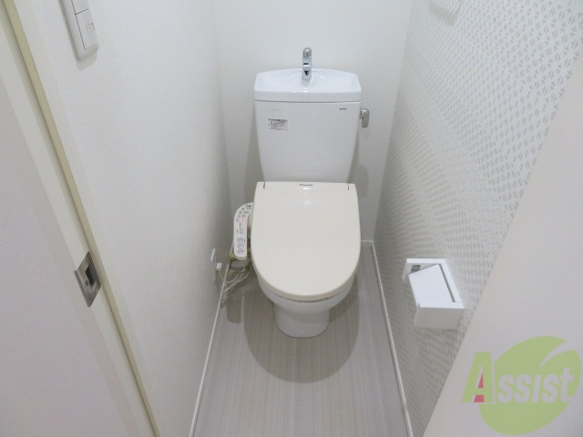 トイレ　トイレには嬉しいウォシュレット機能付きです。