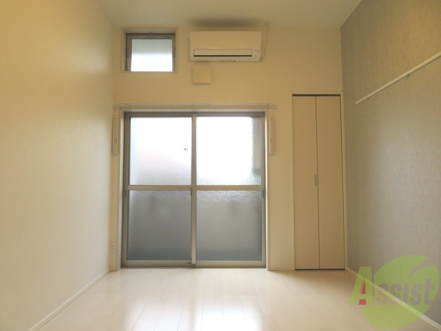 居室・リビング　白を基調とした明るい室内で、気分も明るくなりそうです。