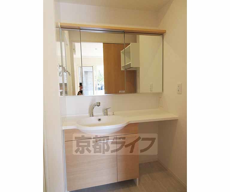 洗面設備　ワイドな洗面台・