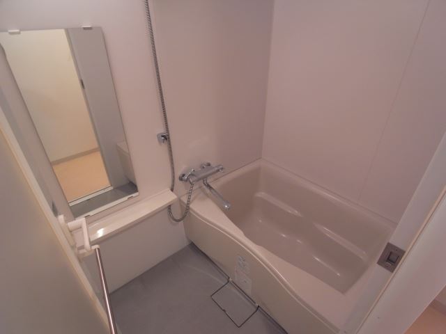 バス・シャワールーム　ゆったりとしたバスタブ