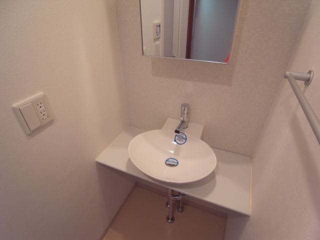 洗面設備　スタイリッシュな洗面台、鏡の裏に収納スペース有