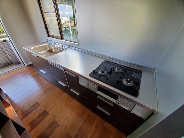 キッチン　３口ガスコンロついてます♪
