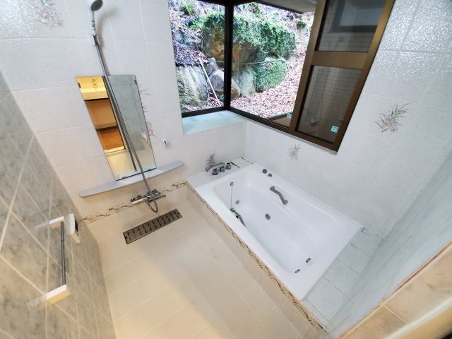 バス・シャワールーム　追い焚き機能付き♪