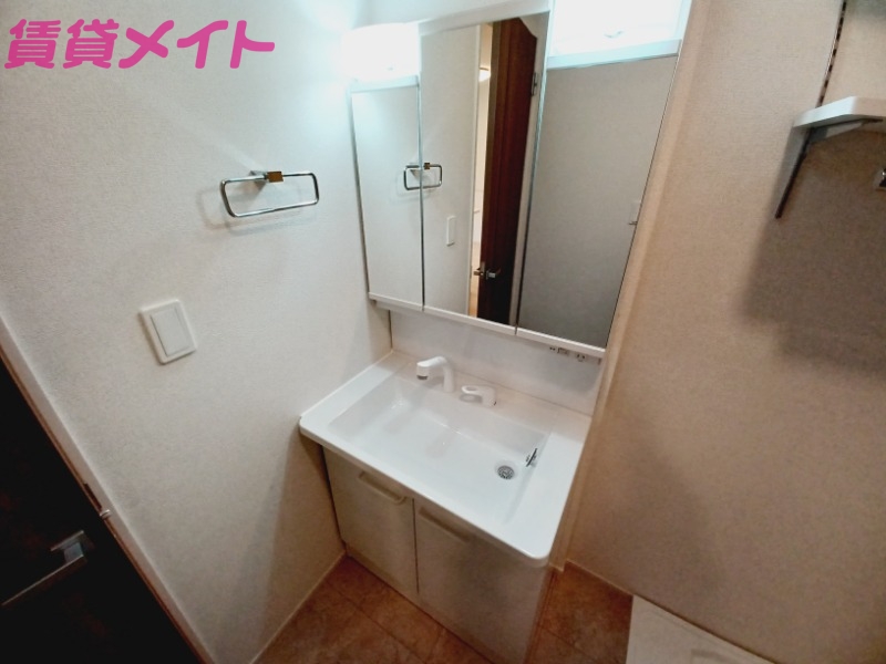 洗面設備　同型参考写真です