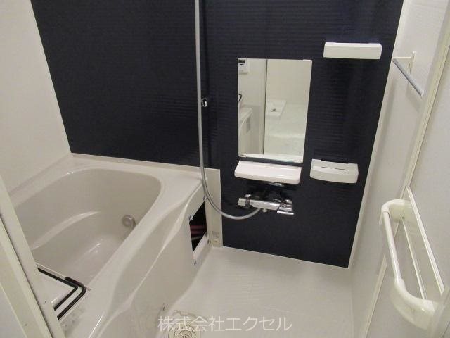 バス・シャワールーム　追炊き、浴室乾燥機完備です。
