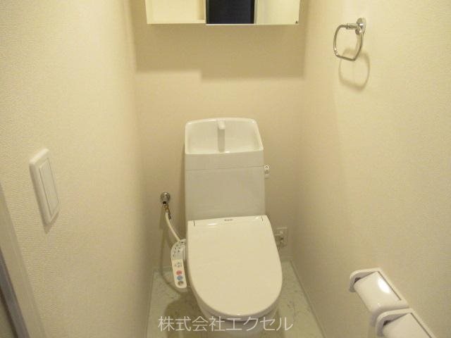 トイレ　嬉しい温水洗浄便座完備です。