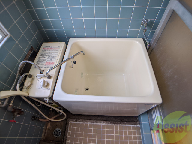 バス・シャワールーム　レトロな雰囲気のお風呂ですが、追い炊き機能が付いています。