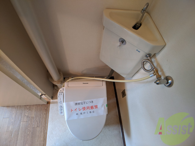 トイレ　ウォッシュレット付きです。オシリに優しい設備です。