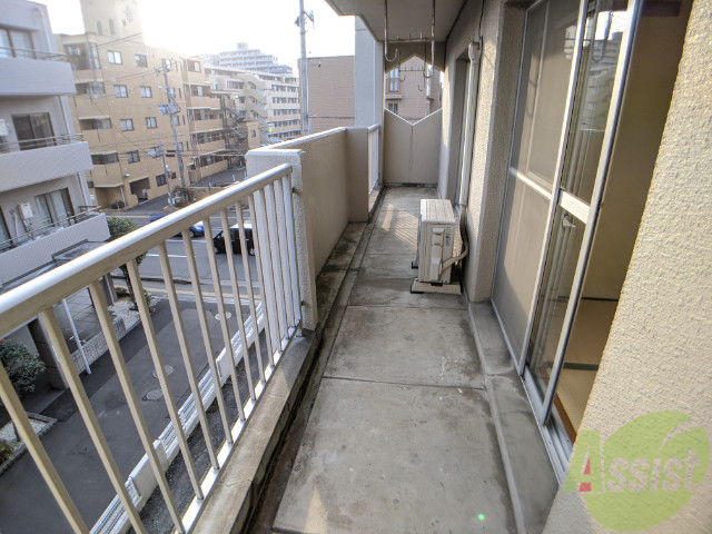 バルコニー　ベランダは広めで、洗濯物がはかどりそうです。