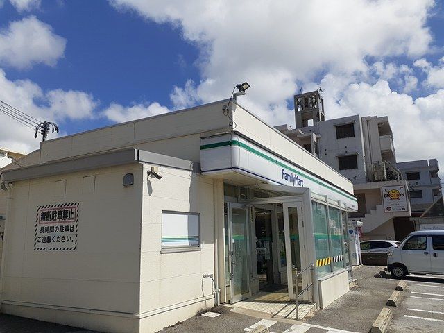 コンビニ　ファミリーマート那覇西高校前店（コンビニ）まで557m