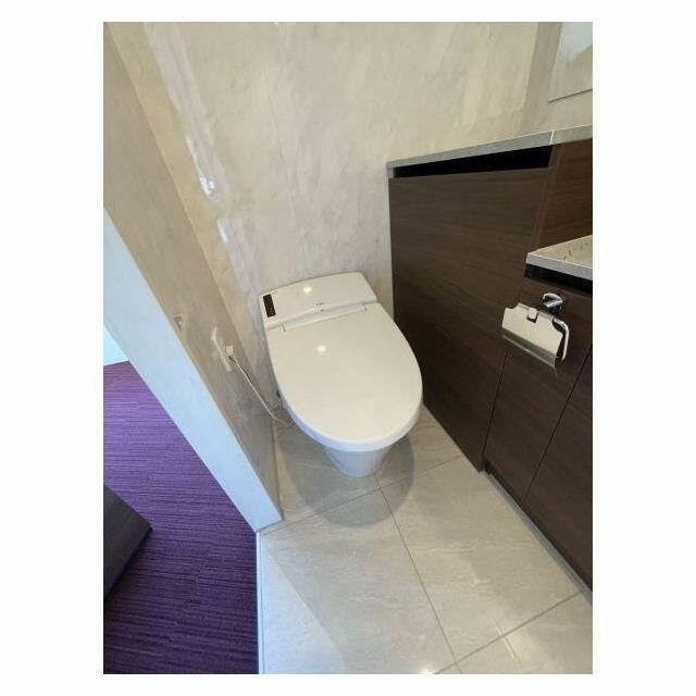 トイレ　タンクレス温水洗浄便座