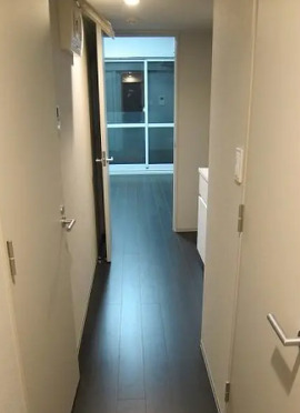 玄関　別部屋の写真を使用しております。