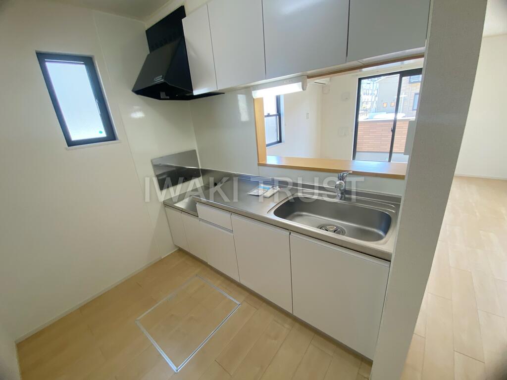 キッチン　明るい陽射しが差し込む、人気のカウンターキッチン