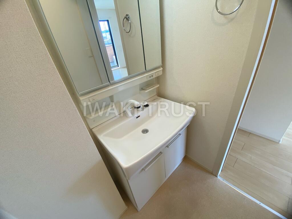 洗面設備　三面鏡が嬉しいシャワー付き洗面台