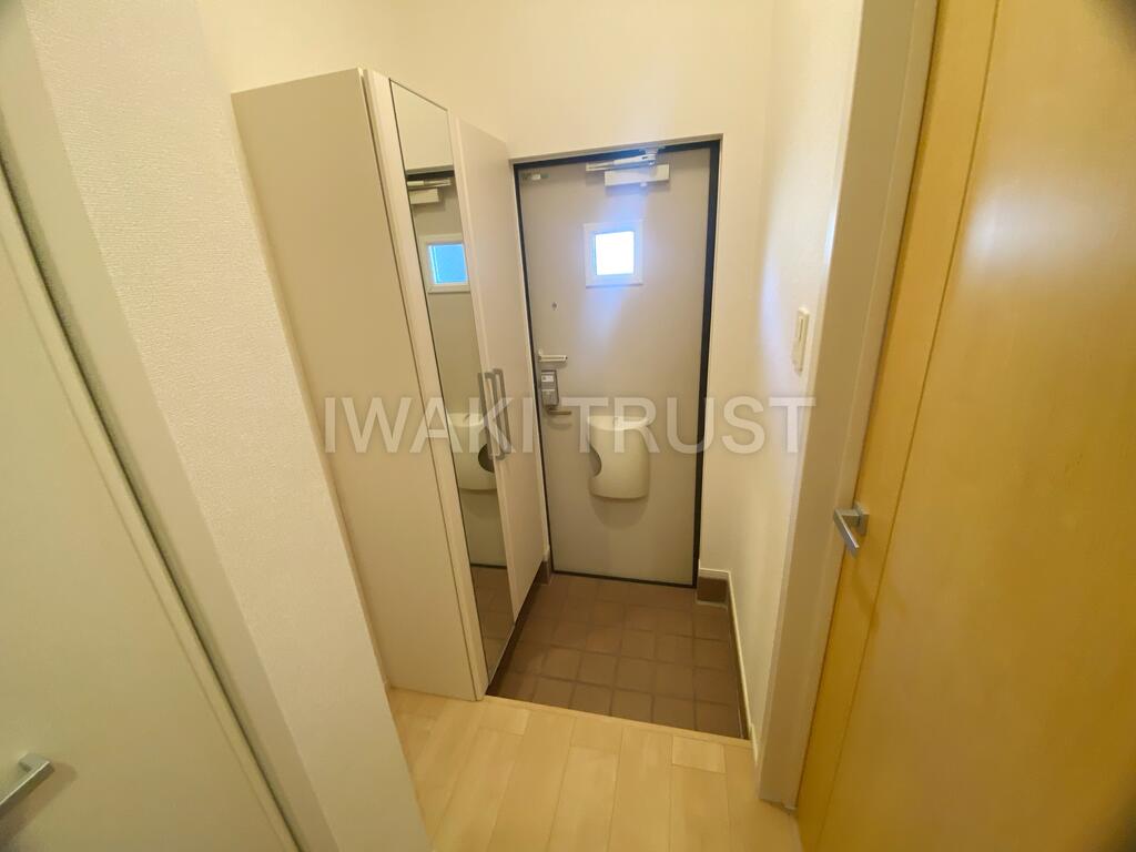 玄関　お出かけ前にチェック！全身鏡付きのシューズボックス！