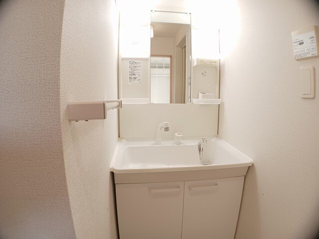洗面設備　ゆったりとスペースのある洗面所