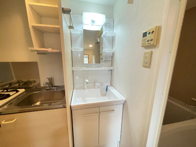 洗面設備　キレイな独立洗面です