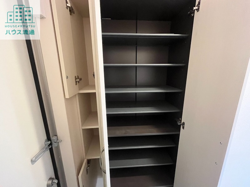 玄関　※別号室の写真です