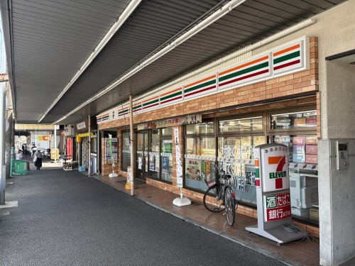 コンビニ　セブンイレブン（コンビニ）まで553m