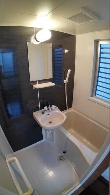 バス・シャワールーム　コンパクトで使いやすいお風呂です