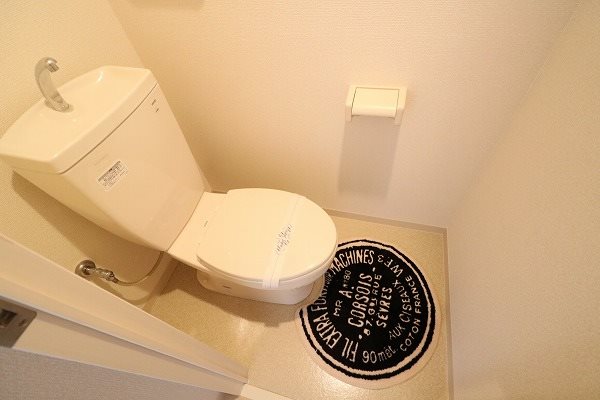 トイレ　コンセントがあるので温水洗浄便座設置可能です。