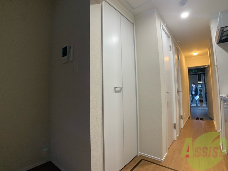 収納　洋室のクローゼットは一人暮らしにはちょうど良いサイズですね。