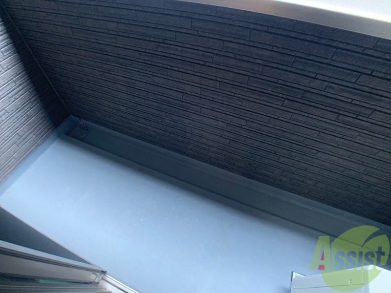 バルコニー　バルコニーは洗濯物を干すのに十分な広さがありますね。