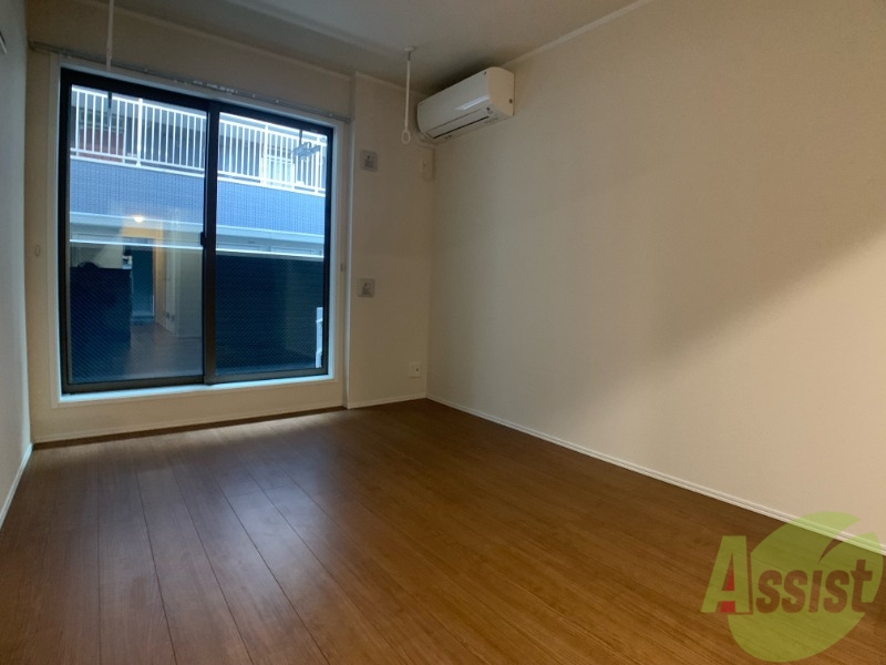 居室・リビング　きれいなフローリングが広がっていて居心地が良さそうですね。