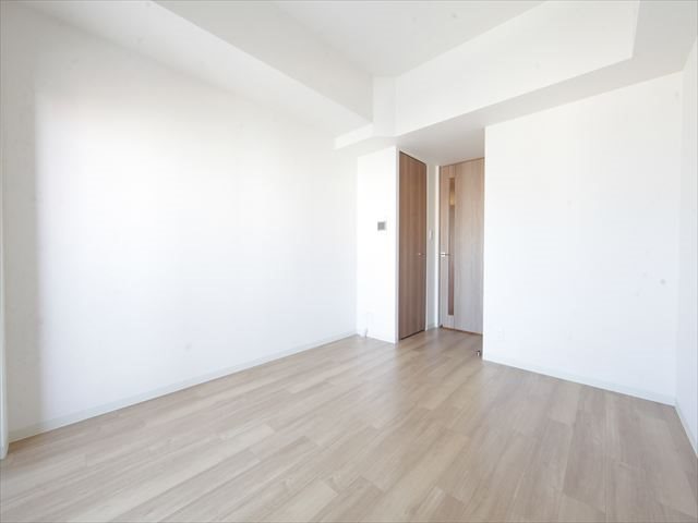 居室・リビング　洋室7.0帖　収納充実　エアコン付　バルコニーに面しています