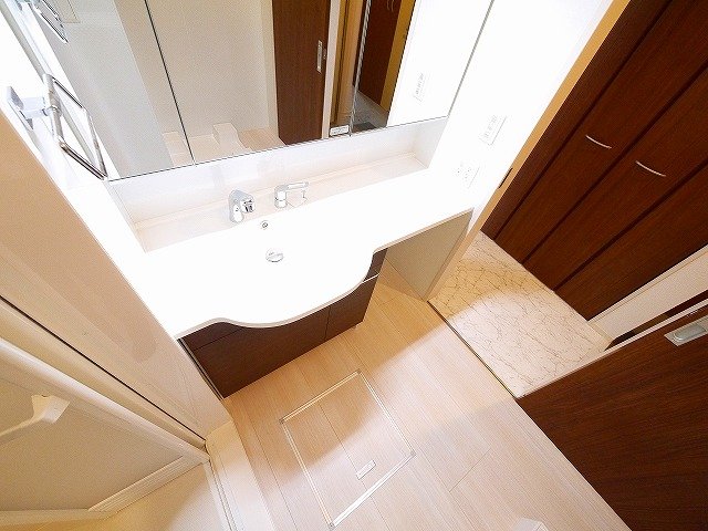 洗面設備　ゆったりとスペースのある洗面所